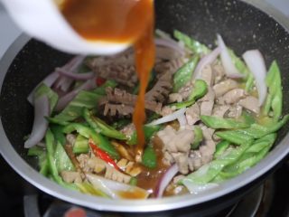 19、青椒炒猪腰,倒入酱汁，翻炒均匀