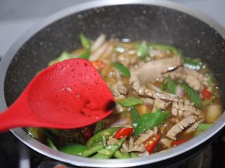 20、青椒炒猪腰,出锅前调入一勺香醋