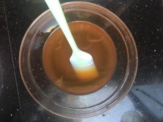 3、广式月饼,倒入油乳化均匀