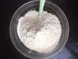 4、广式月饼,高粉低粉混合均匀倒进去