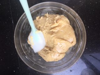 5、广式月饼,用刮刀翻拌均匀