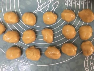 8、广式月饼,月饼皮用电子秤30g一个称好,我的模具是75g的,皮30g,馅45g