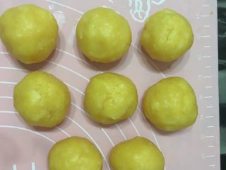 9、广式月饼,奶黄45g一个揉成球(自己炒的,有空上菜谱)