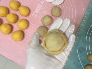 12、广式月饼,取30g皮包上馅,用虎口慢慢收上来,一个人没办法拍收口的照片,改天拍了传上来