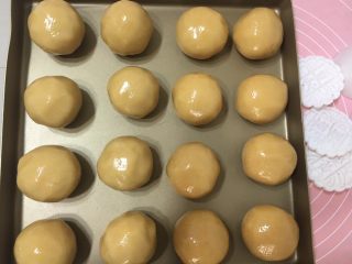 13、广式月饼,全部包好放烤盘
