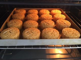 16、广式月饼,表面可喷水,防止开裂,我一般不喷,烤箱180度先烤五分钟