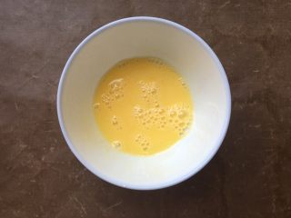 17、广式月饼,准备蛋液,一个蛋黄半个蛋清