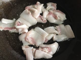 7、干锅花菜,热锅放入适量油，加入五花肉