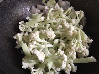 9、干锅花菜,加入花菜