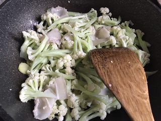 10、干锅花菜,翻炒至微焦