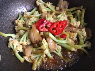 14、干锅花菜,加入红椒片翻炒