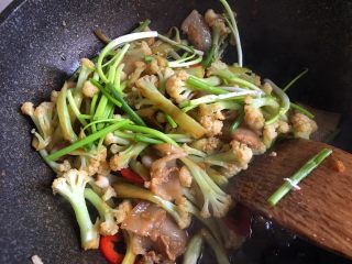 15、干锅花菜,关火后放入香葱段