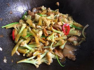 16、干锅花菜,翻炒均匀即可
