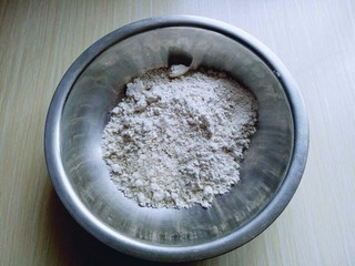 1、凉拌莜面鱼鱼,首先将莜面放入大口的器具中。