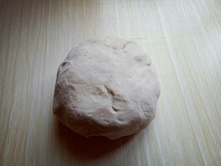 4、凉拌莜面鱼鱼,待莜面不烫手时再揉成面团。