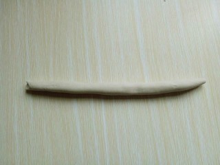 5、凉拌莜面鱼鱼,将面团搓成细条状。
