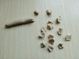 6、凉拌莜面鱼鱼,再分成等份的小面块，不要太大，太大做出来不好看！（用手揪即可）