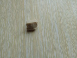 7、凉拌莜面鱼鱼,取一小块面团。