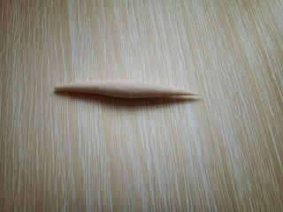 8、凉拌莜面鱼鱼,用手掌心来回搓，搓成鱼鱼状，如图。