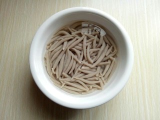 11、凉拌莜面鱼鱼,煮好的莜面捞出反复用冷水冲。直到水清澈为止。