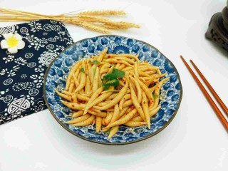 12、凉拌莜面鱼鱼,放入碗中，加入调料拌均匀即可食用。