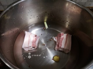 2、爆炒卷心菜,将五花肉洗净放入锅中，加入适量水和生姜、小葱、花椒煮至肉熟透。