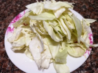 4、爆炒卷心菜,将卷心菜洗净撕成小块。