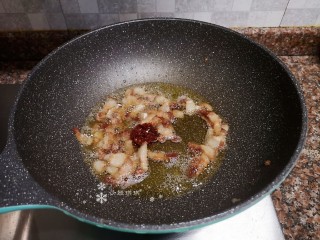 8、爆炒卷心菜,放入一勺豆瓣酱翻炒出香味。