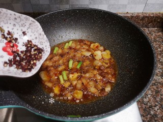 10、爆炒卷心菜,放入适量花椒翻炒均匀。