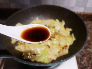 12、爆炒卷心菜,倒入适量生抽翻炒均匀。