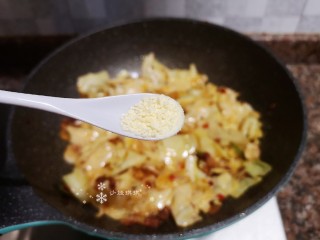 14、爆炒卷心菜,放入适量鸡精翻炒均匀即可出锅。