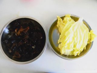 6、清水虾丸,木耳和娃娃菜清洗干净备好