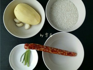 1、土豆腊肠饭,备好食材：大米，腊肠，土豆，大蒜，小葱；土豆削皮洗净，大蒜去掉蒜衣，洗净；小葱洗净；