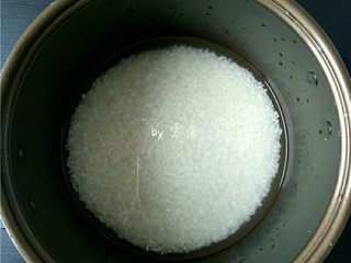 3、土豆腊肠饭,将大米放入电饭煲内胆，倒入适量清水；具体水量需按平时个人喜好的口感调整；