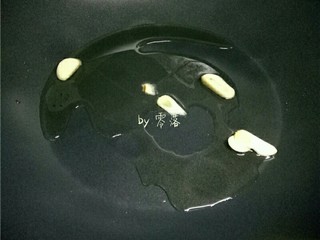 5、土豆腊肠饭,炒锅烧热，倒入适量植物油烧热，放入蒜片炒香；