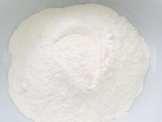 1、鲅鱼饺子,清水里加一点盐和面、不要把面和的太硬