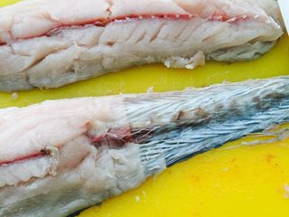 6、鲅鱼饺子,还是从鱼尾开始把鱼肉片下来