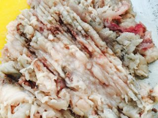 7、鲅鱼饺子,片好的鱼肉开始用刀剁成鱼泥