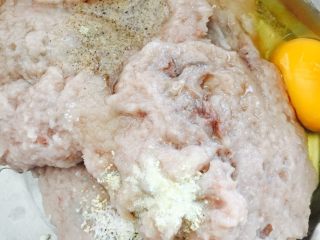 8、鲅鱼饺子,剁好的鱼馅、加料酒、一个鸡蛋、鸡精、和白糖还有适量清水开始顺着一个搅拌、记着这期间一定不能加盐和食用油、否则鱼肉馅就会泄了、不能用了