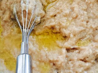 9、鲅鱼饺子,打好的鱼肉开始加少许盐和食用油继续搅拌、记得一定要是顺着一个方向搅拌上劲、切记切记切记………