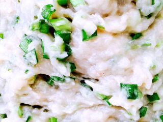 11、鲅鱼饺子,加芝麻油搅拌均匀就可以了……