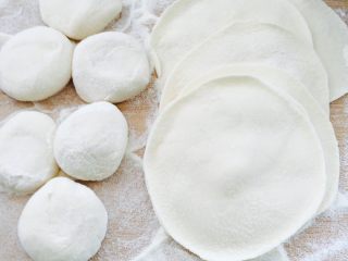 12、鲅鱼饺子,擀成面皮开始包饺子