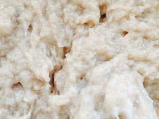 10、鲅鱼饺子,搅拌好的馅、加入切好的韭菜末和香菜末