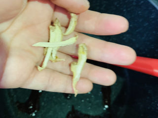 6、酱焖黄花鱼,加姜丝；