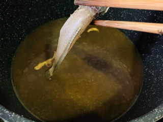 8、酱焖黄花鱼,加入鱼；