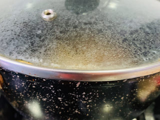 12、酱焖黄花鱼,盖住锅盖，焖10分钟；