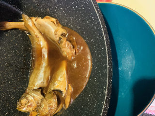 15、酱焖黄花鱼,汤汁浓稠，起锅；