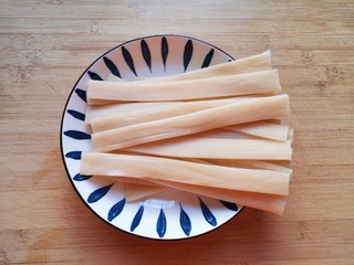 1、酸辣宽粉,准备好宽粉。