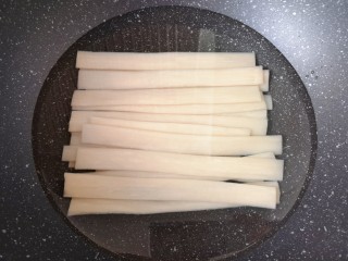 2、酸辣宽粉,凉水入锅。