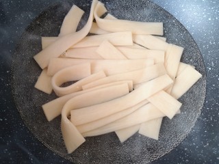 3、酸辣宽粉,烧开以后转小火煮6分钟关火。